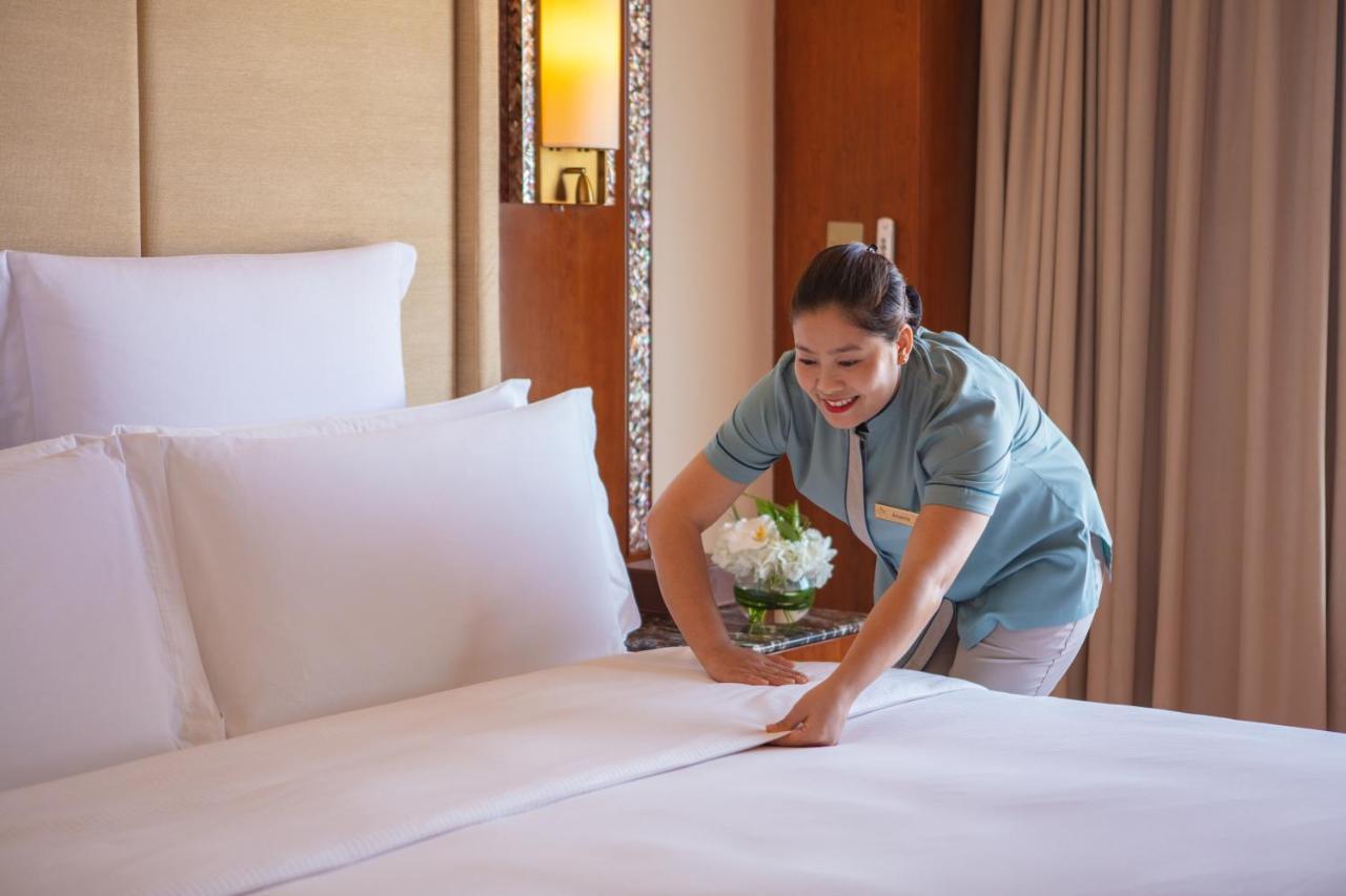 Jumeirah Messilah Beach Kuwait 쿠웨이트 외부 사진 A chambermaid making a bed