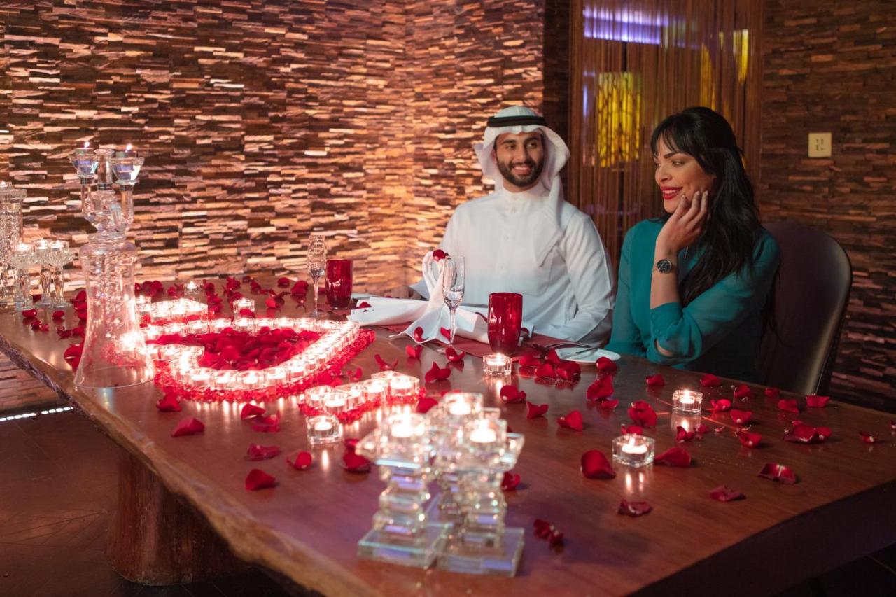 Jumeirah Messilah Beach Kuwait 쿠웨이트 외부 사진 A couple at a restaurant in Dubai
