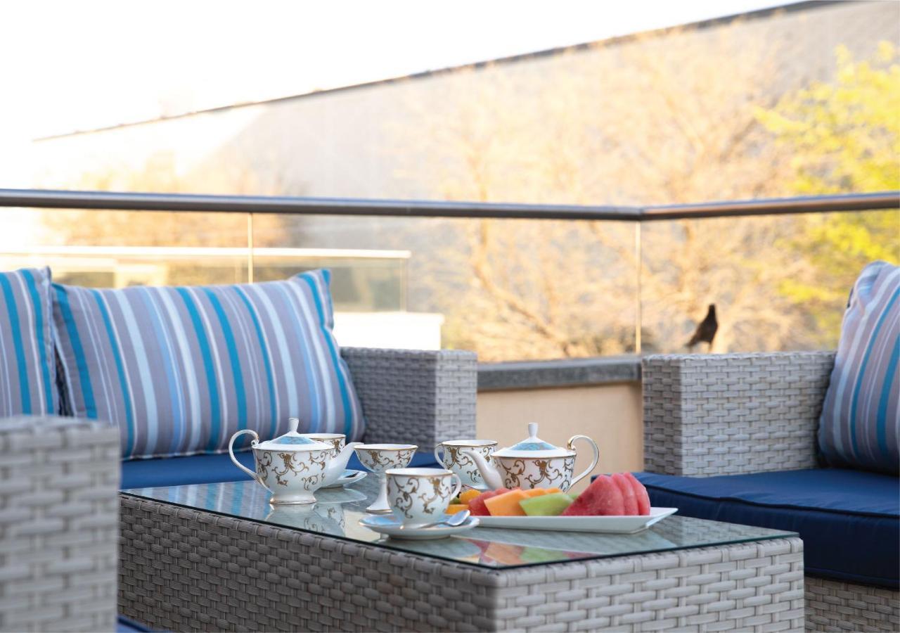 Jumeirah Messilah Beach Kuwait 쿠웨이트 외부 사진 A balcony at the hotel