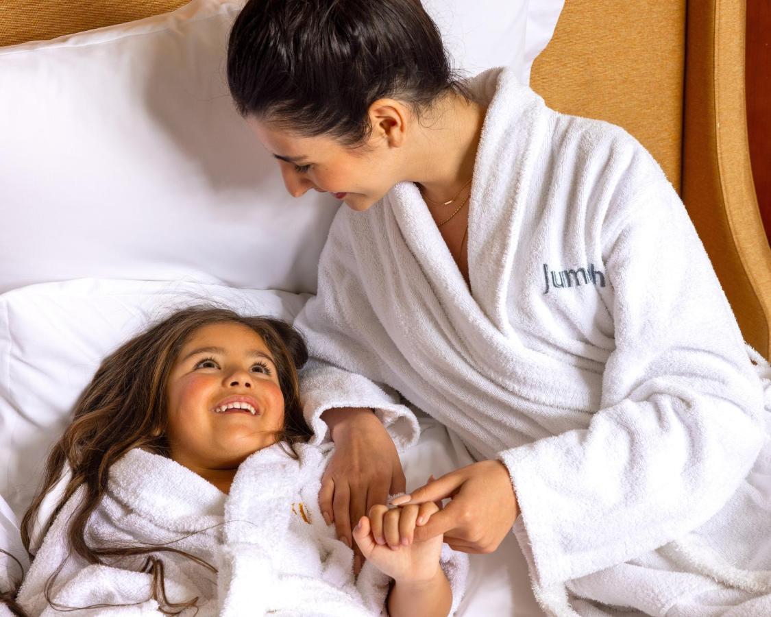 Jumeirah Messilah Beach Kuwait 쿠웨이트 외부 사진 A mother and daughter wearing bathrobes