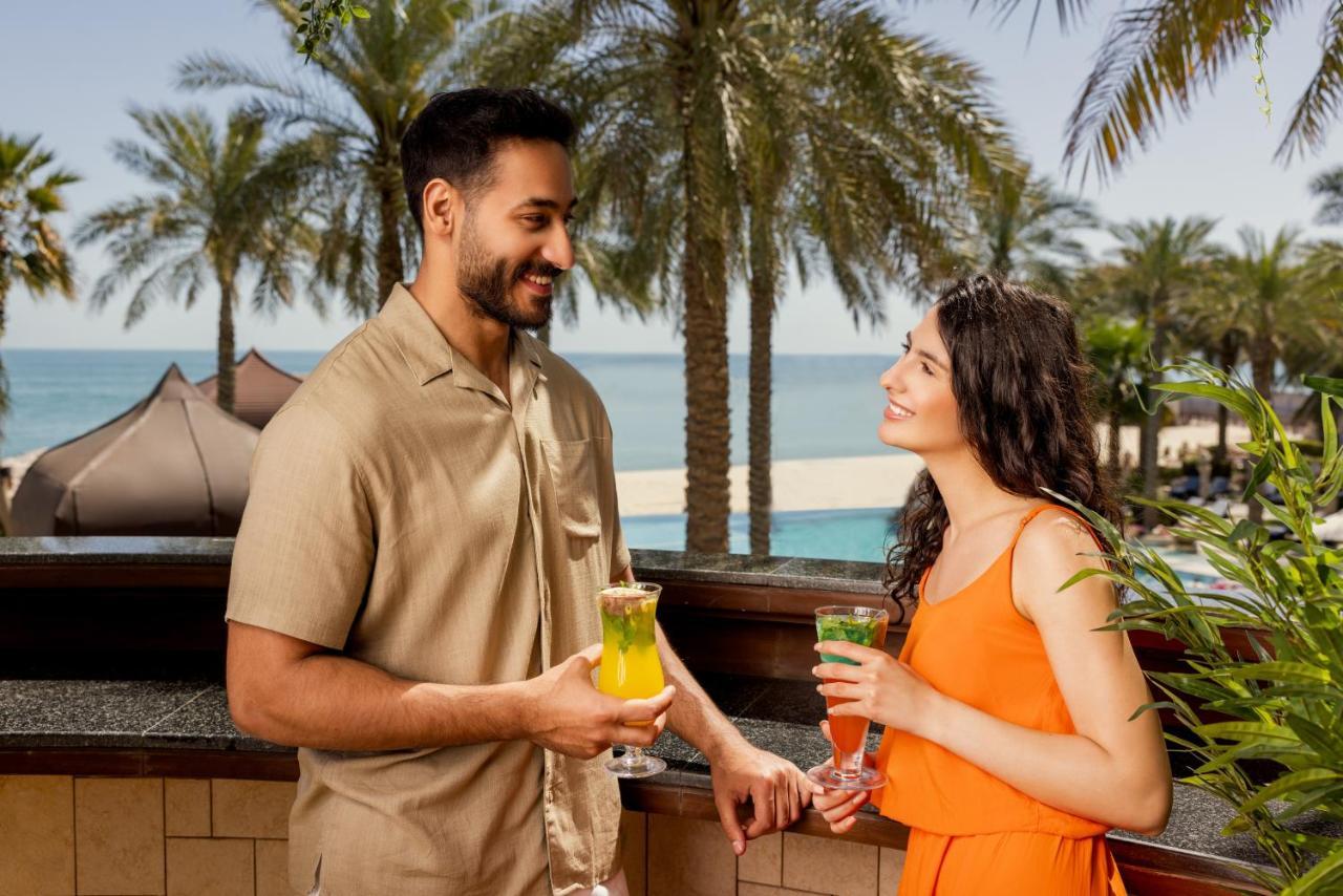 Jumeirah Messilah Beach Kuwait 쿠웨이트 외부 사진 A couple at Jumeirah Beach Hotel
