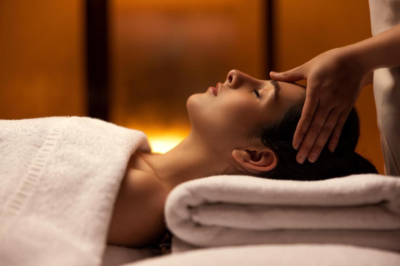 Jumeirah Messilah Beach Kuwait 쿠웨이트 외부 사진 A woman receiving a head massage