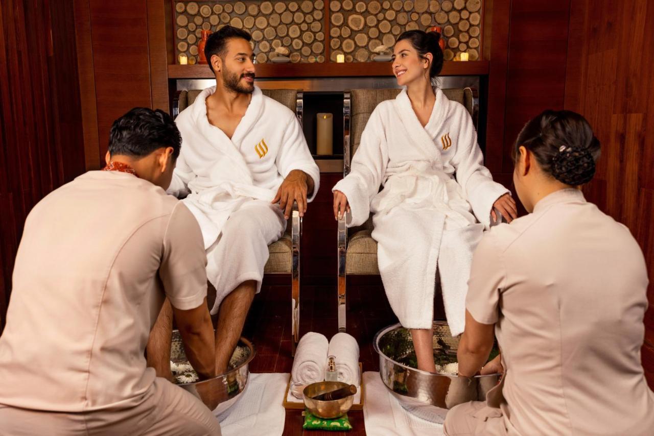 Jumeirah Messilah Beach Kuwait 쿠웨이트 외부 사진 A couple receiving a spa treatment