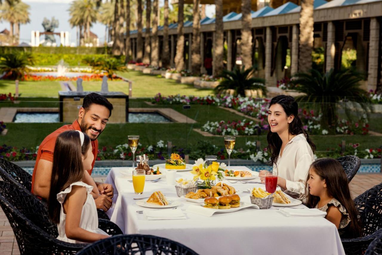 Jumeirah Messilah Beach Kuwait 쿠웨이트 외부 사진 Family dining at the resort