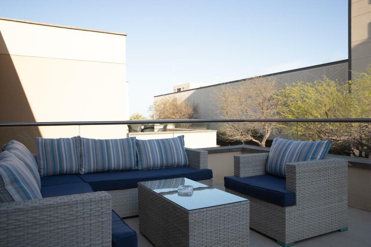 Jumeirah Messilah Beach Kuwait 쿠웨이트 외부 사진 A rooftop lounge at the Hotel Indigo in Scottsdale, Arizona